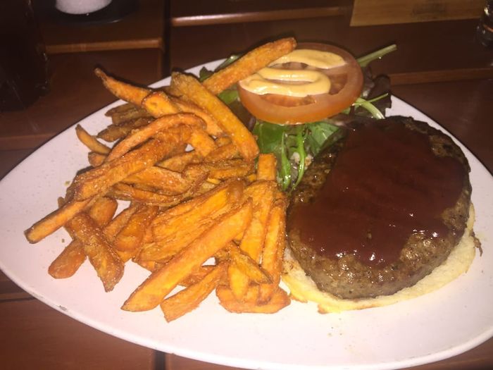 Straußen Burger mit Süßkartoffel Pommes
