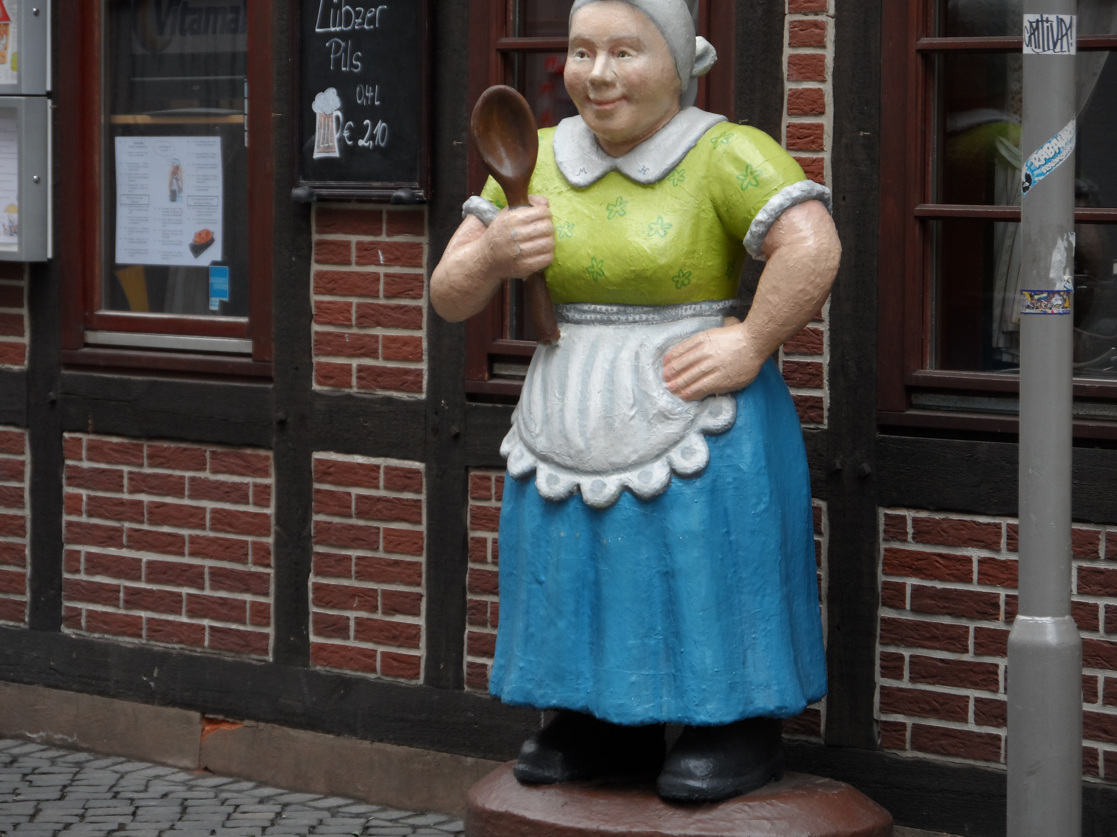 Figur vor dem Lokal