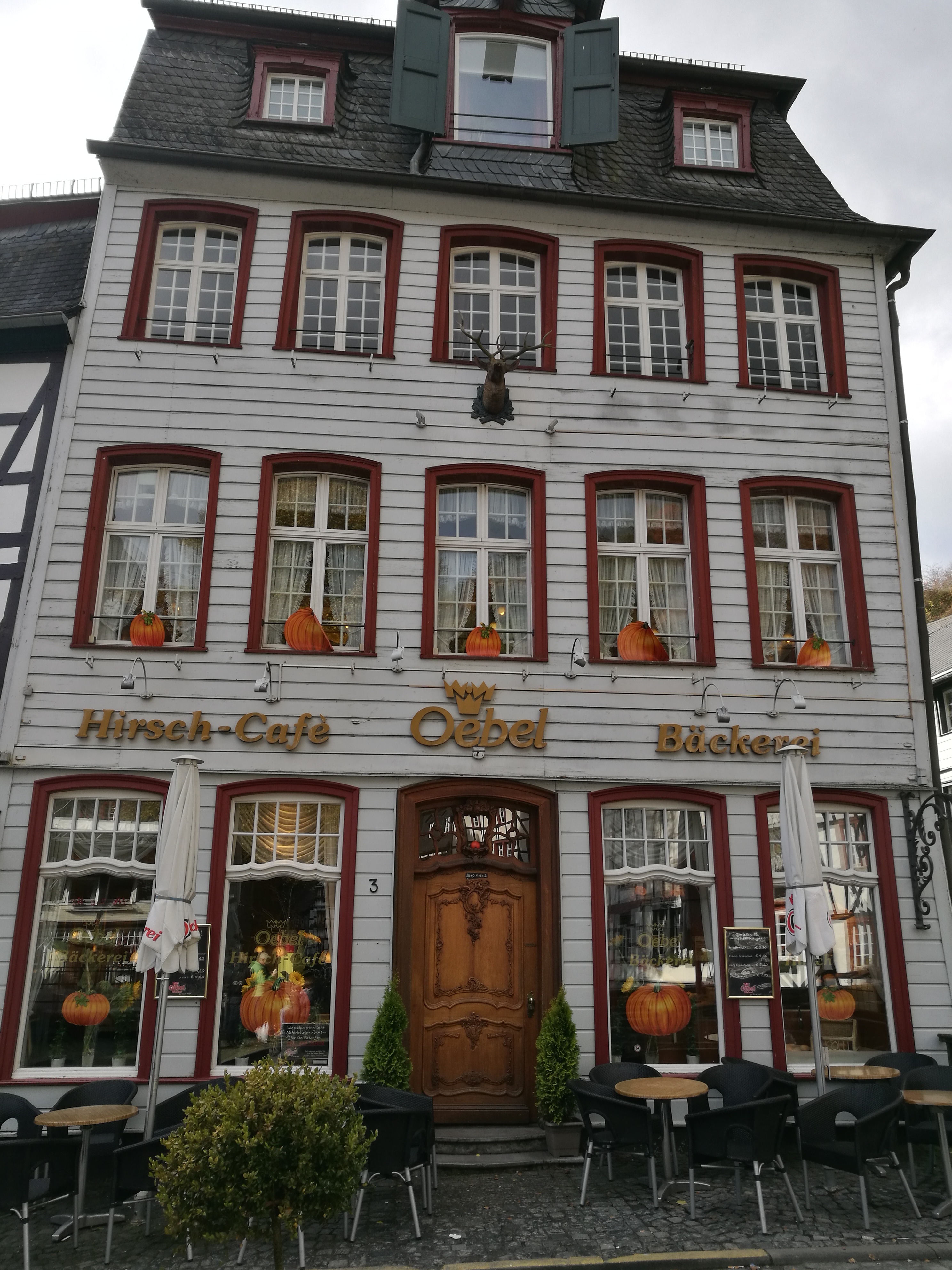 Eingang Hirsch Café Oebel