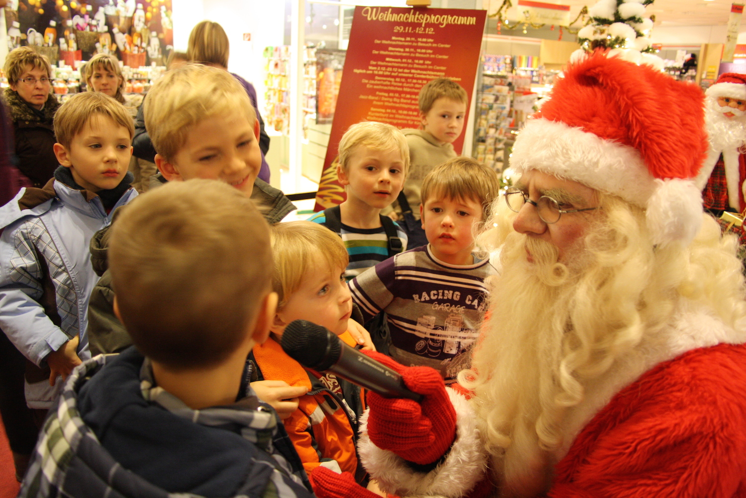 Der Weihnachtsmann ist jedes Jahr zu Besuch und hat reichlich Geschenke mit.