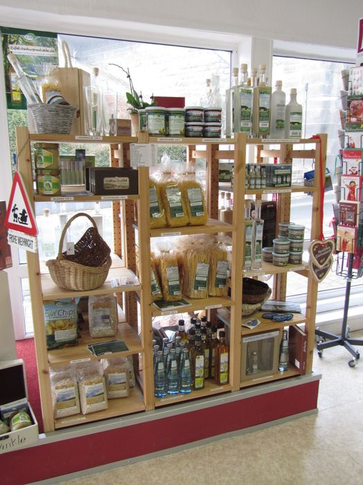 Regal mit großer Auswahl an Eifel-Acker-Produkten