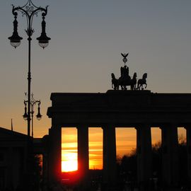 Sonnenuntergang da mit Laternen und Brandenburger Tor.