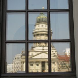 Französischer Dom Berlin in der Spiegelung eines Fensters!!! :)