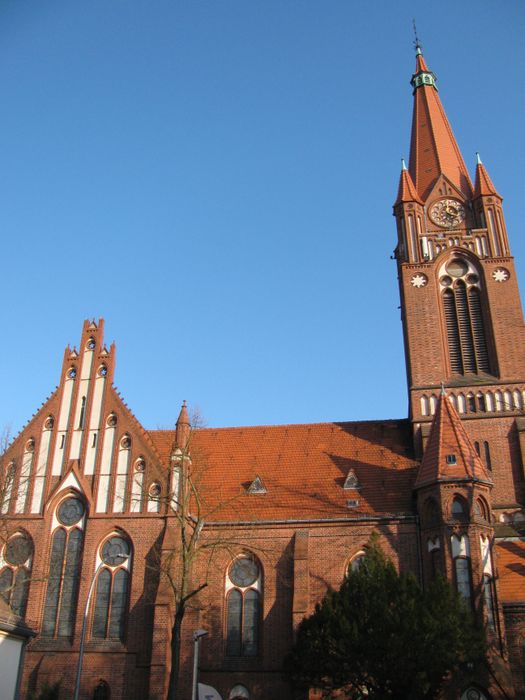 Pauluskirche Westseite. Mit Kirchturm und Kirchenschiff.:)