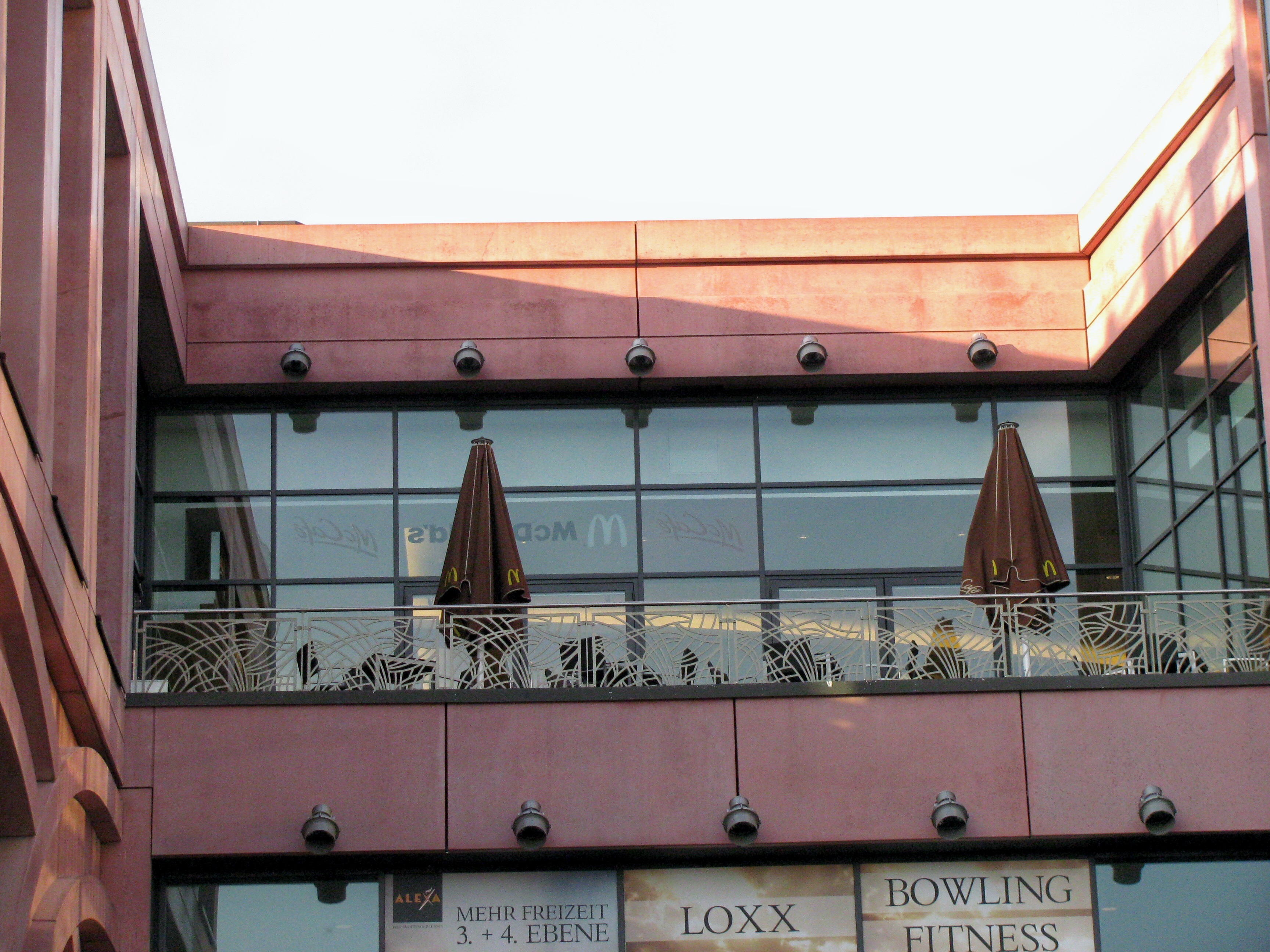 Die Terrasse von Mc Donald´s im ALEXA.