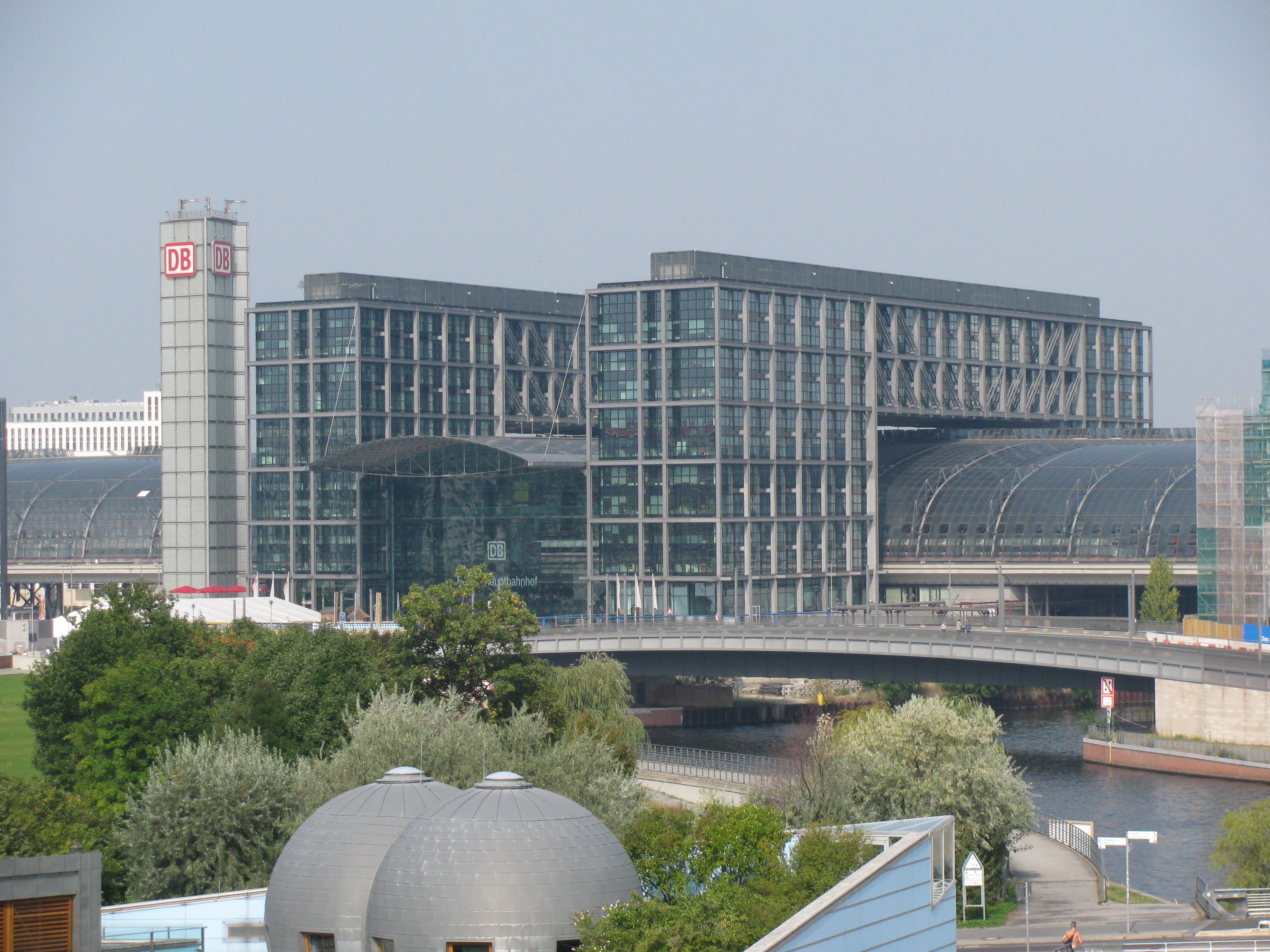 Hauptbahnhof Berlin, Blick von der Brücke zum M.E.-Lüders-Haus.