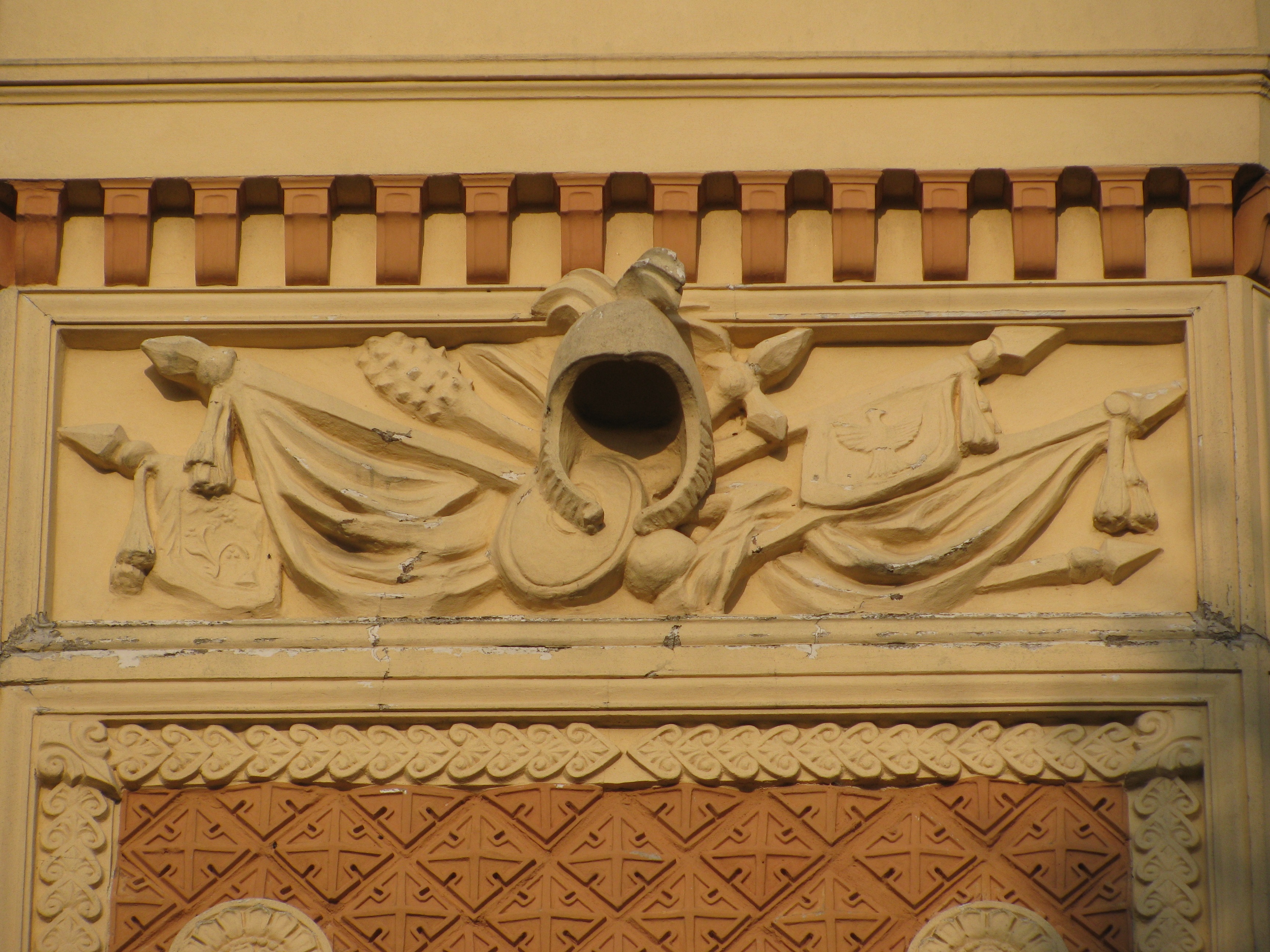 An diesen Symbolen erkennt man, dass die Villa einem Mitlitärmajor gehörte.