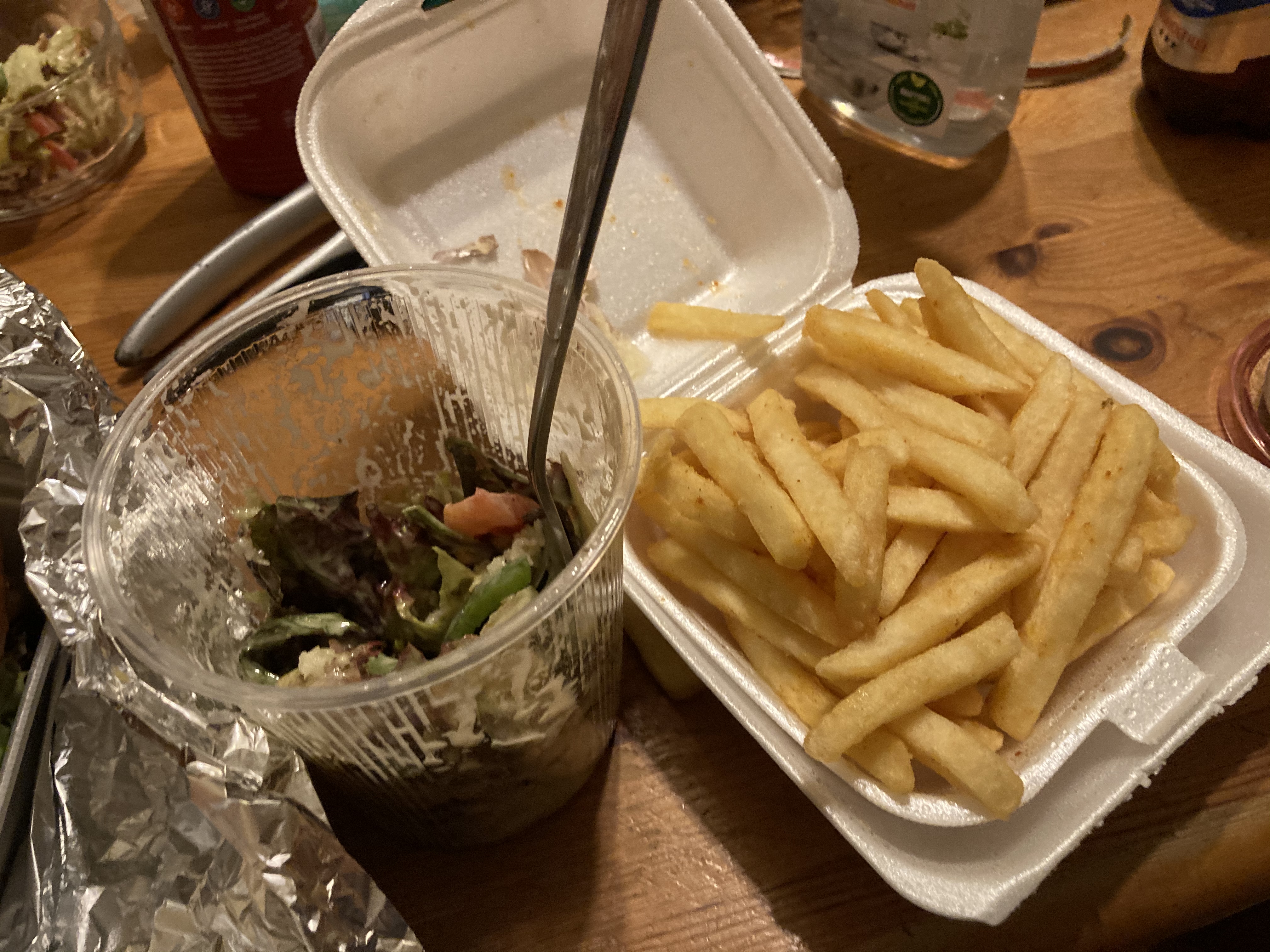 Beilage Pommes Frites, Salat und Cheeseburger mit Cheddar.