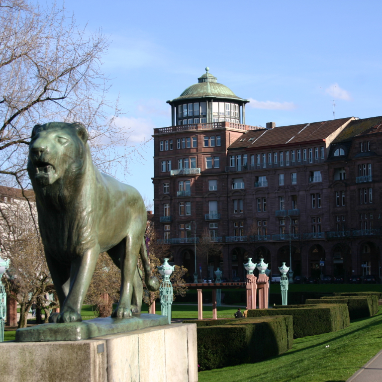 Die Naturheilpraxis kerngesund² befindet sich in einem alten Jugendstil-Gebäude direkt am Wasserturm in Mannheim.