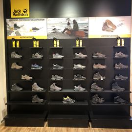 Unsere Schuhkollektion mit Wanderschuhen, Trekkingschuhen und Schuhen für den aktiven Alltag finden Sie im hinteren Bereich des Stores.