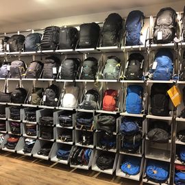 Die Rucksackwand mit Daypacks für Wandern, Biken und Alltag