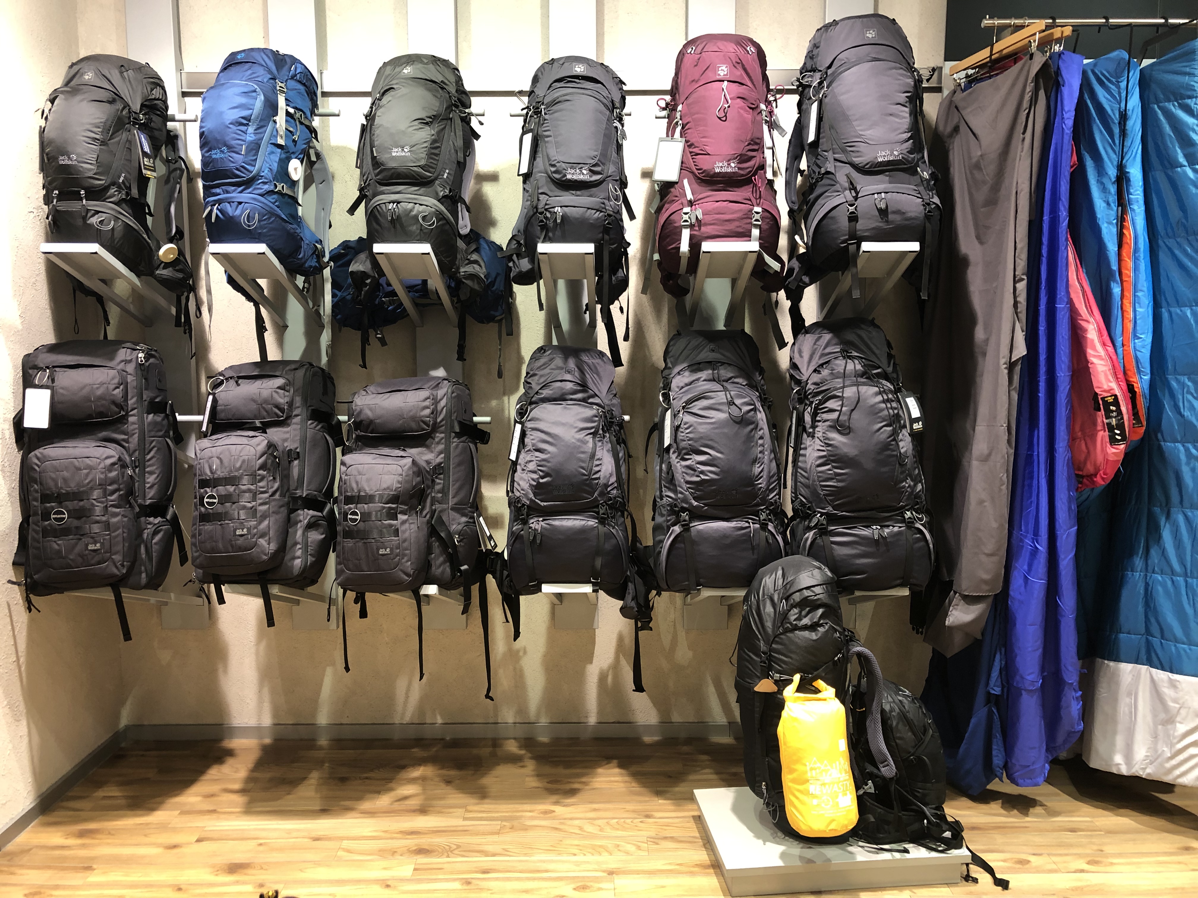 Unsere großen Trekking und Backpacking Rucksäcke für Reisen und Treks. Unsere Schlafsäcke für Damen, Herren und Kinder für sommerliche bis winterliche Temperaturbereiche.