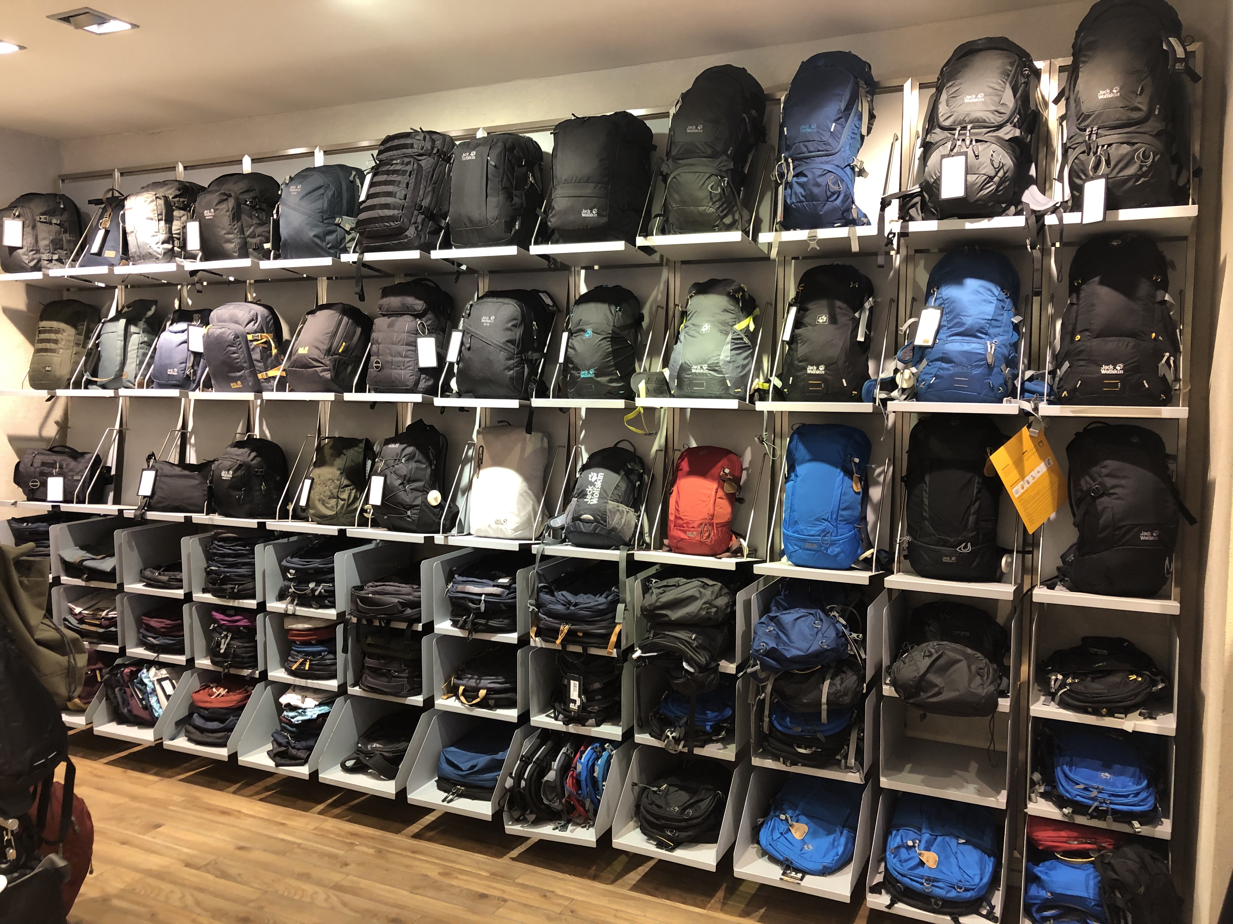 Die Rucksackwand mit Daypacks für Wandern, Biken und Alltag