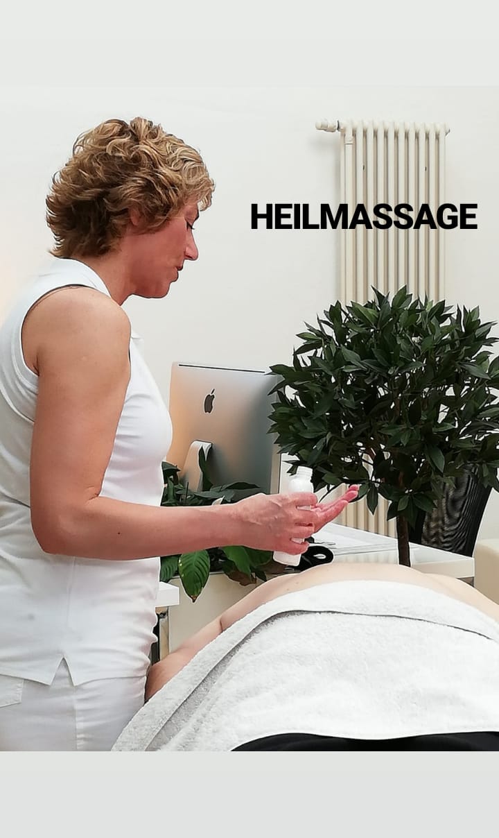 Klassische Heilmassage auf der mobilen Massagebank mit Masseurin Heide Brakel