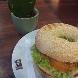 Veganer Avocado-Bagel,
3,90 Euro,
Bild leider verdreht. :(