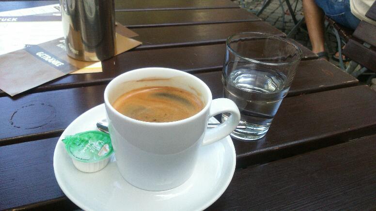 Kaffee. 2,20 Euro.