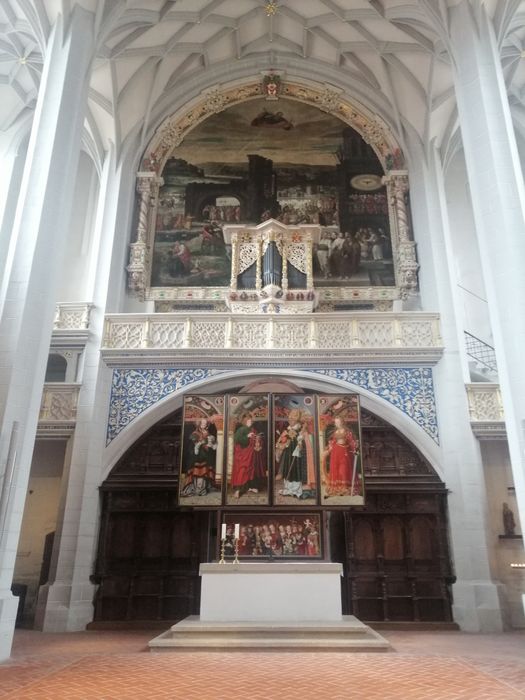 Der Altar mit historischen Bildern... 