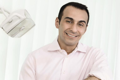 Zahnarzt und Implantologe Omid Salehi