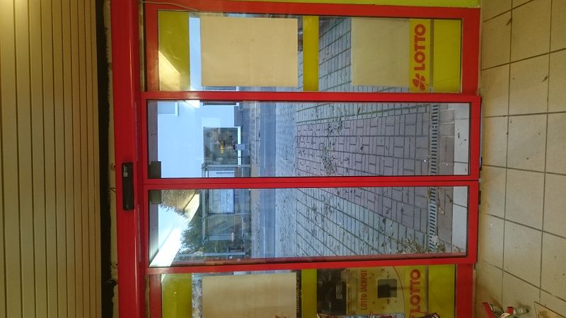 2-flg. automatische Schiebetür im Einzelhandel. Hier ein Totto-Lotto Kioask in Niestetal. Barrierefreier Eingang ist gewährleistet.