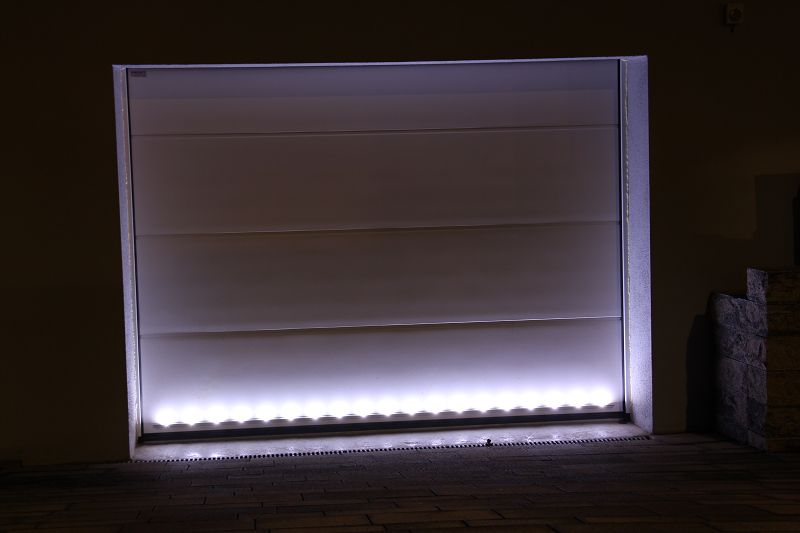 Garagen Sectionaltor mit LED Beleuchtung.