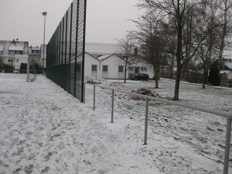 Ballfangzaun Sportplatz Niestetal. mit Barriere.