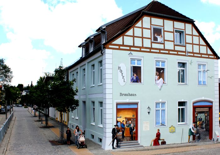 Außenansicht Hotel mit neuer, künstlerisch gestalteter Fassade