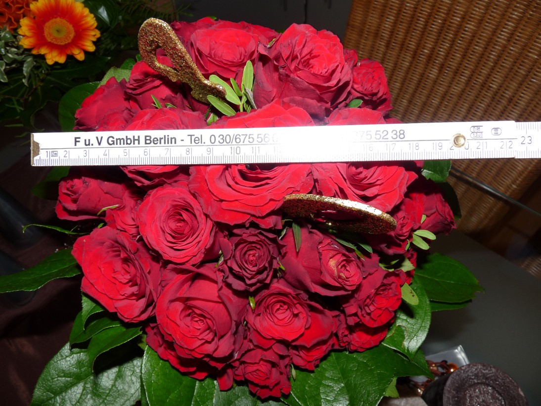 40 gequetschte Rosen auf ca. 16 cm Durchmesser. Wodurch statt des bestellten pr&auml;chtigen Rosenstrau&szlig;es ein mickriges Brautstr&auml;u&szlig;chen wurde.
