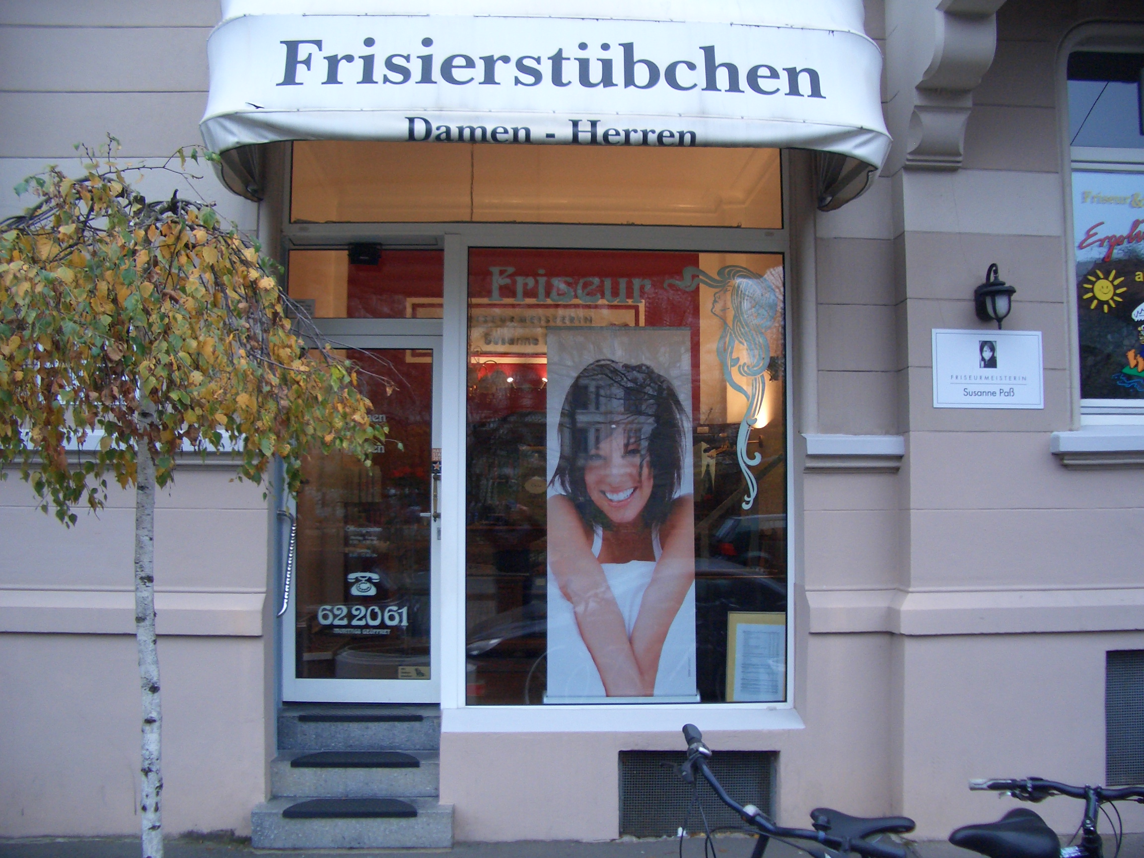 Eingang
Frisierstübchen
Susanne Paß Frisuren
Moltkeplatz 11
30163 Hannover
Telefon 0511 62 20 61