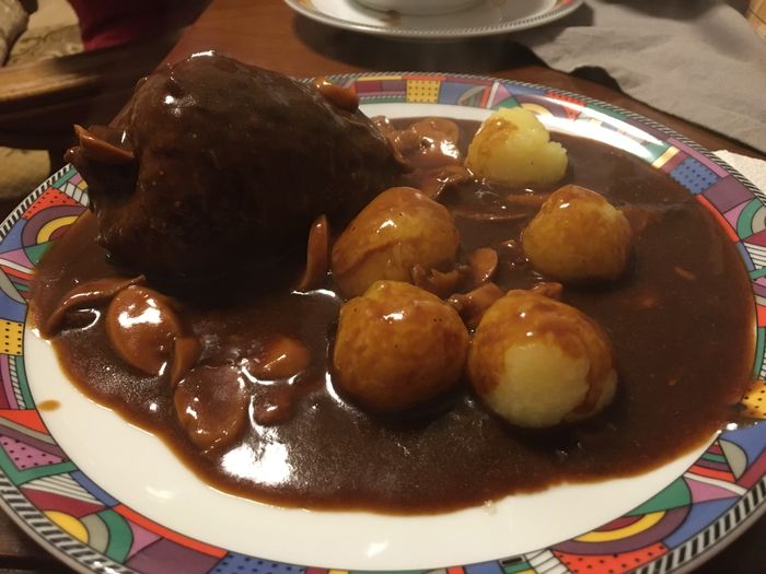 Große magere Schweinehaxe mit Kartoffelknödel 