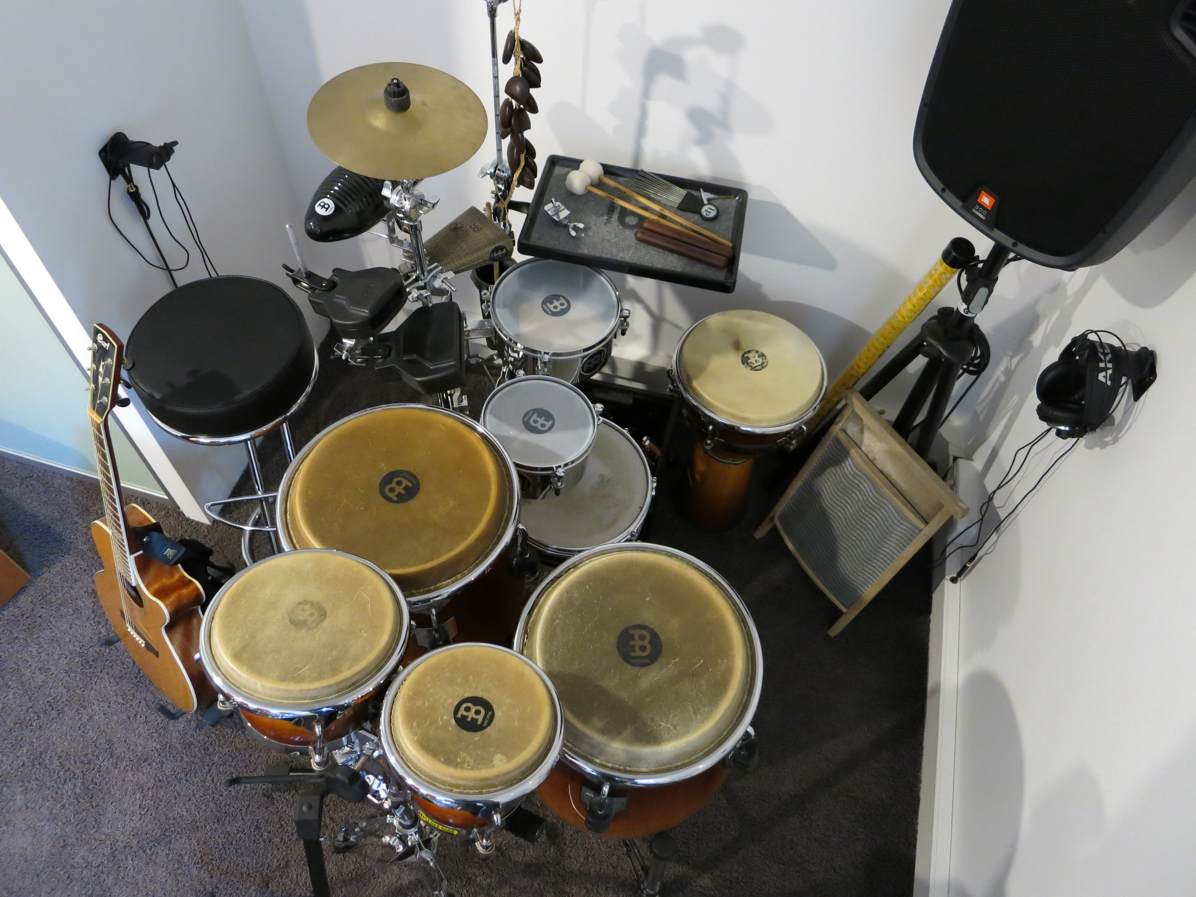 Ein umfangreiches Percussion-Kit ermöglicht auch Lernerfahrungen auf anderen Trommelinstrumente - u.a. Cajon, Djembe, Congas, Bongos - aber auch Gitarre und Keyboard.