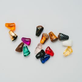 Im Ohr Hörgeräte sind klein, unauffällig und in vielen Farben erhältlich.