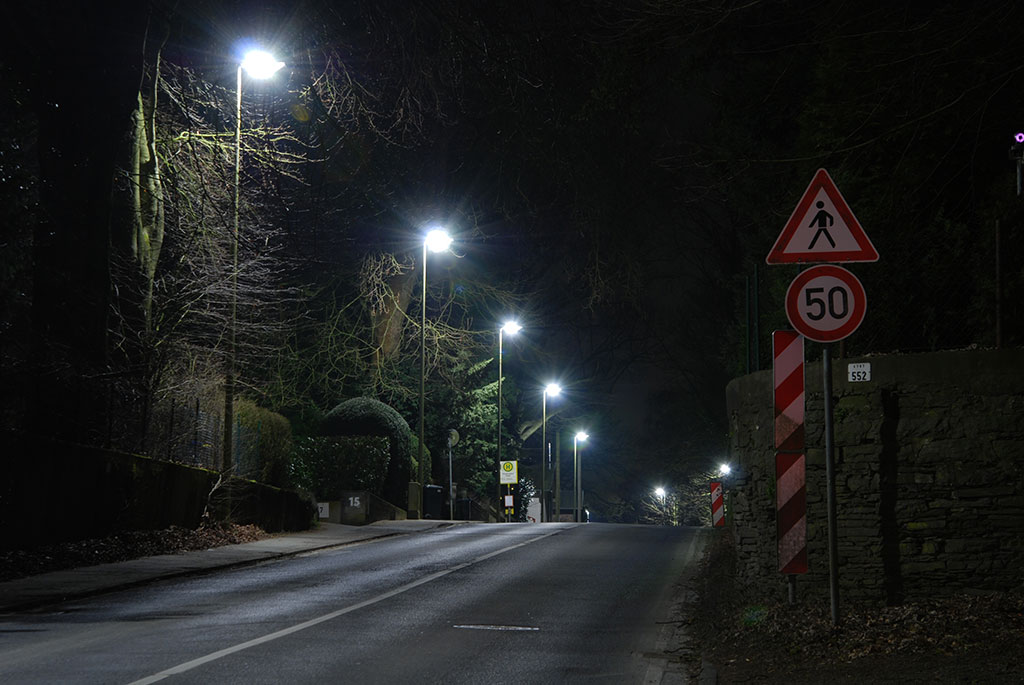 Led Straßenbeleuchtung in Erkrath. Installiert wurden Led Retrofit Leuchtmittel der Serie Ilumina mit 180° Abstrahlwinkel.