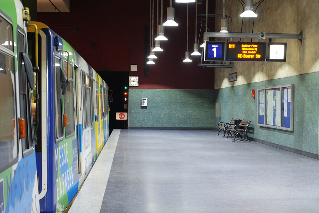 Im U-Bahnhof Essen wurden Led Pendelleuchten der Marke Asteri installiert