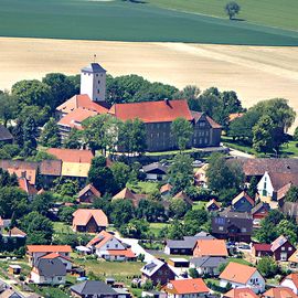 Die Burg Warber aus der Luft, bei einem Rundflug vor ein paar Jahren.