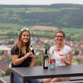 Hammelburger Weinprinzessin Louisa mit Ulrike Lange in den Weinbergen am terroir f  (Foto:kgs)