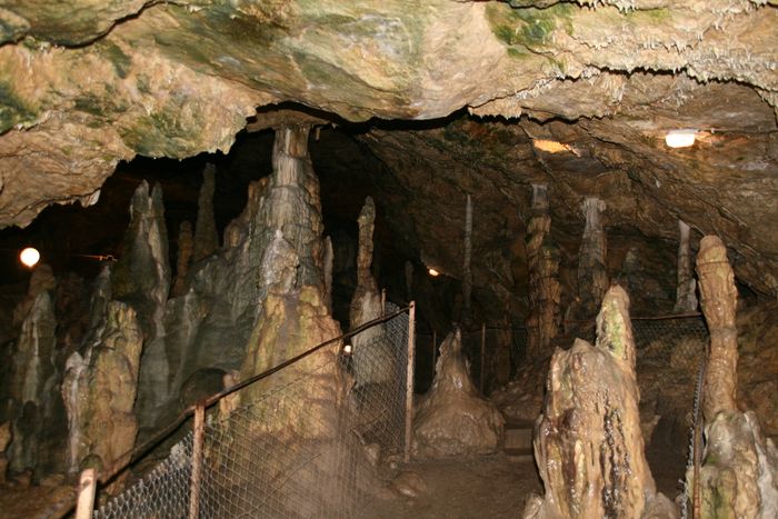 Große Halle mit Stalagmiten (von unten nach oben) und Stalagnaten (vollständige Säulen)