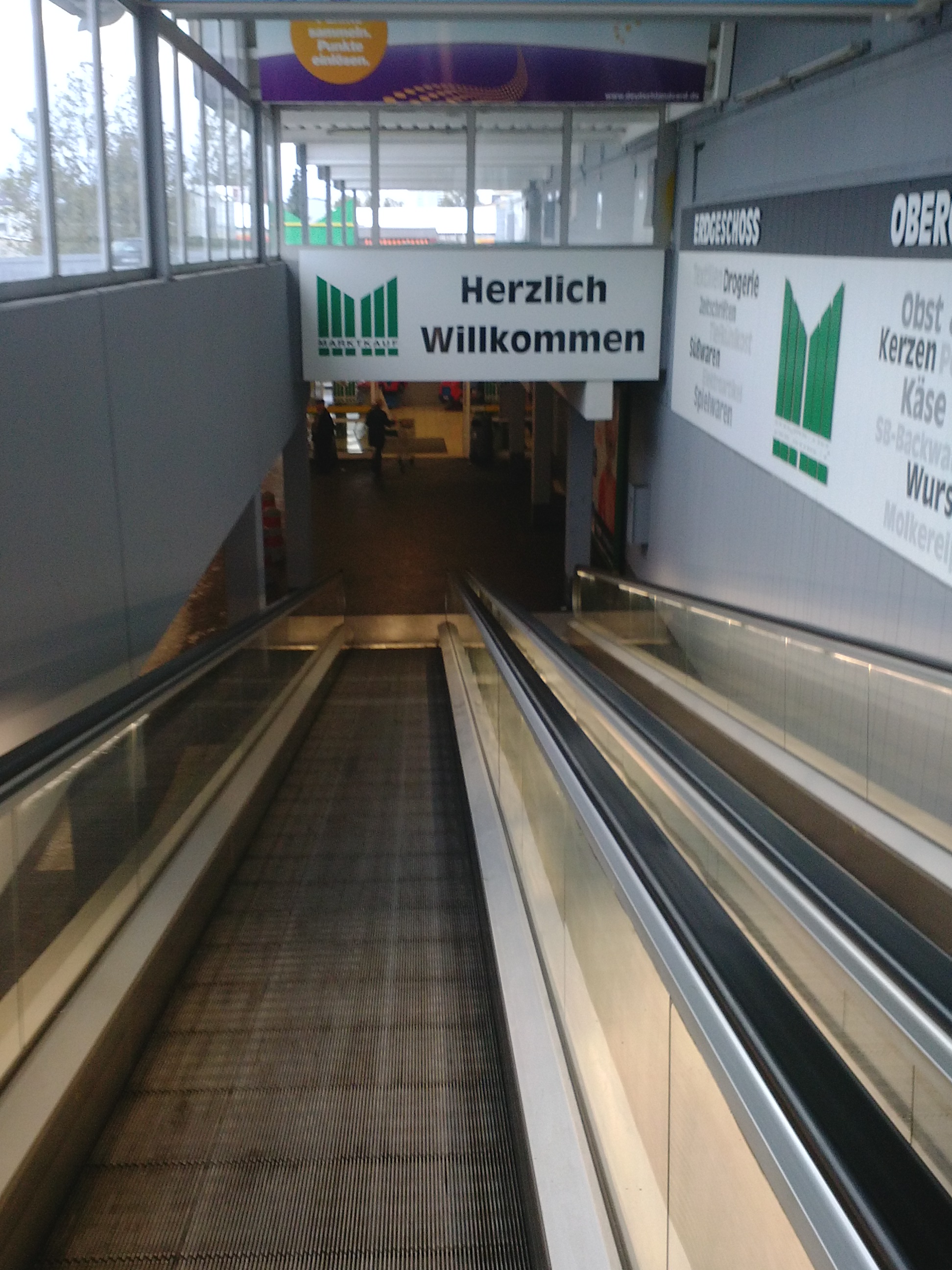 Das ist sie - die Quietschrolltreppe, die vom oberen Parkdeck zur Ladenebene führt.