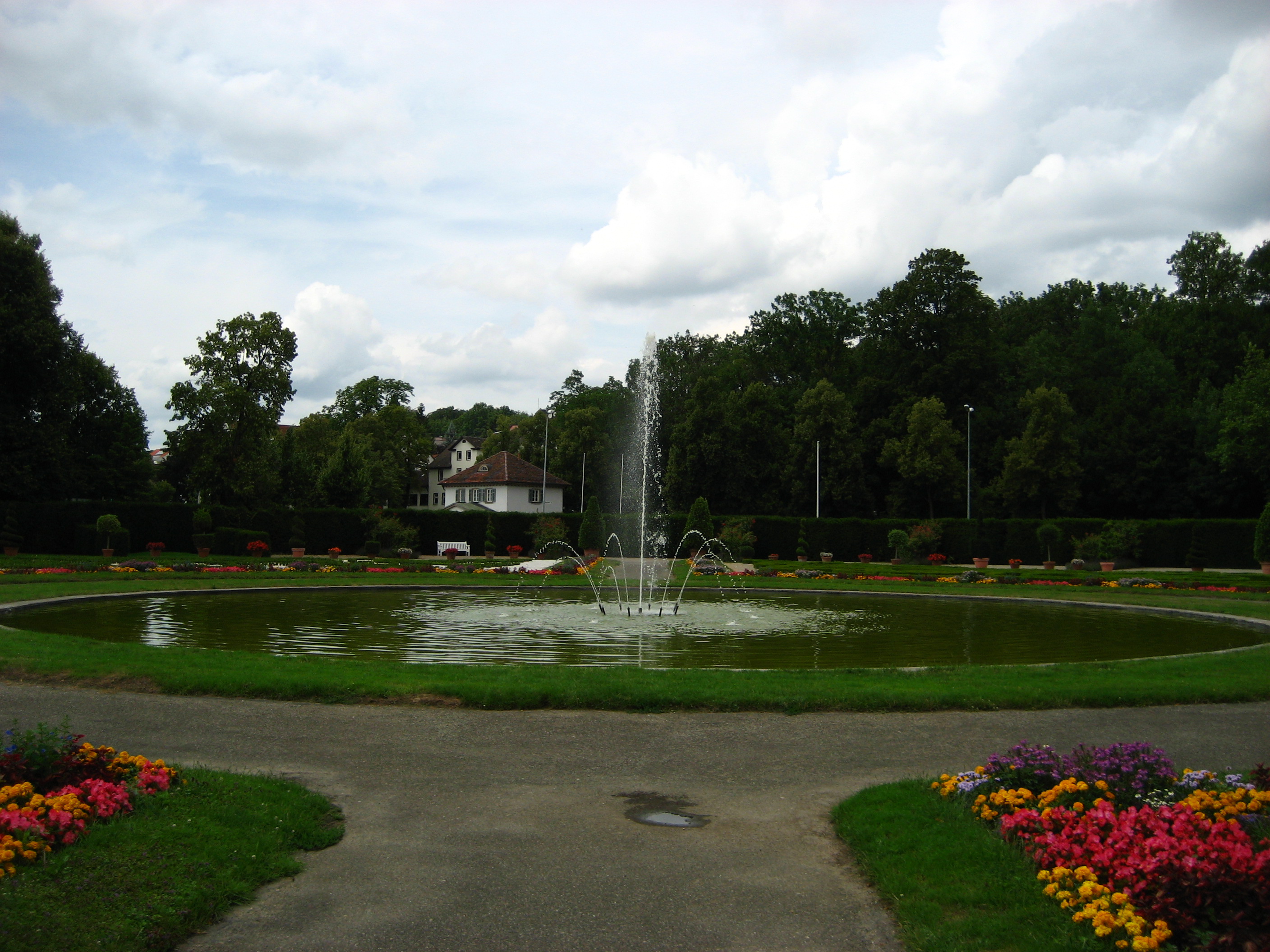 Springbrunnen im quadratischen Garten