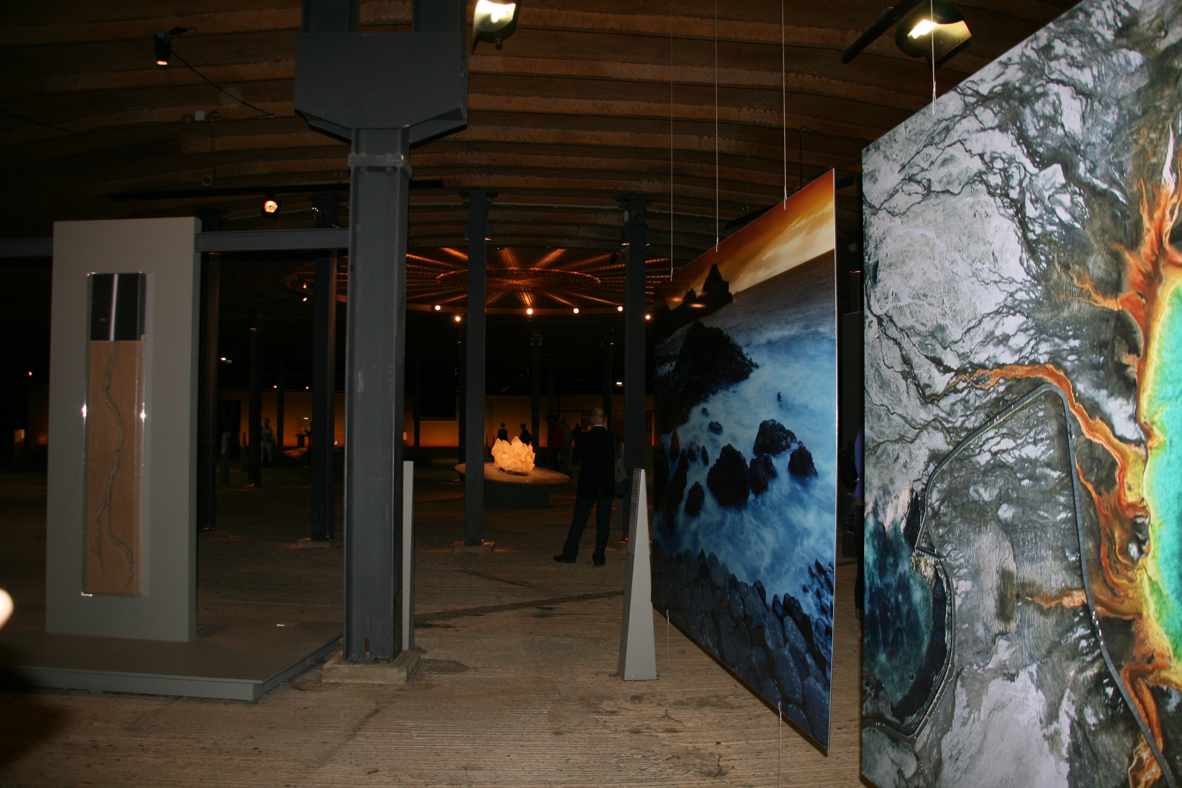 Magische Momente - Bilderausstellung und Exponate unterhalb der Druckplatte. Links ein Fulgurit - eine verglaste Einschlagröhre eines Blitzes, der in Wüstensand eingeschlagen ist.