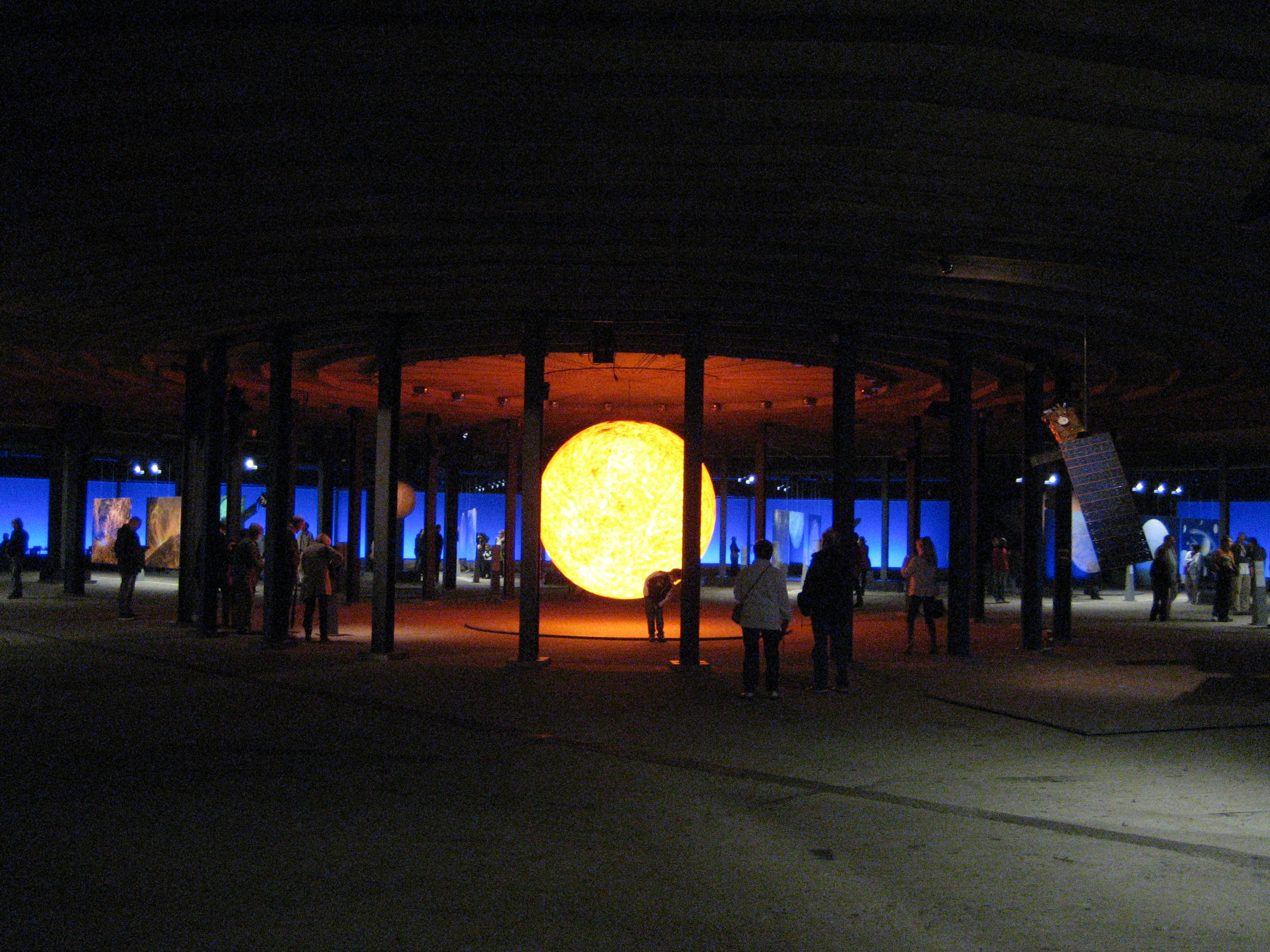 Der mit Planeten und Sonne bestückte Raum unter der Druckplatte - während der &quot;Sternzeit&quot;