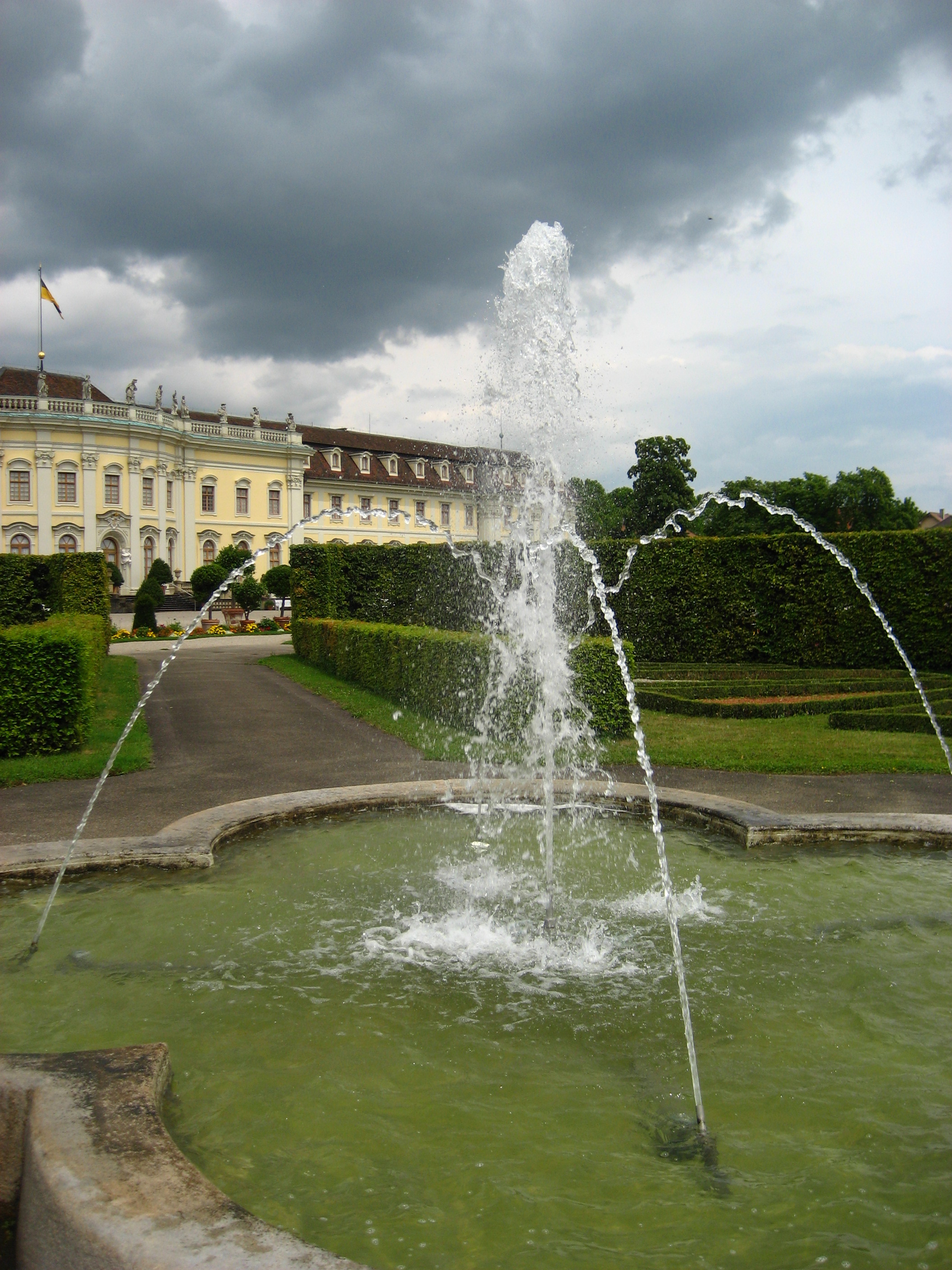 Einer der unzähligen Springbrunnen - samt Residenzschloss