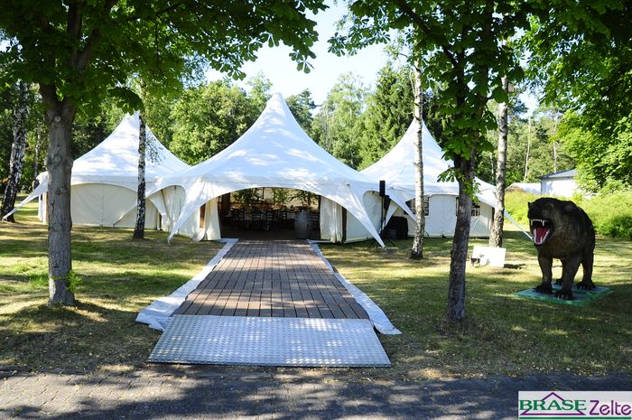 Historische Pagoden mit sechseckiger Grundfläche: alle Dächer und Seitenumhänge sind aus Baumwolle, sämtliche Aluminiumteile sind verkleidet