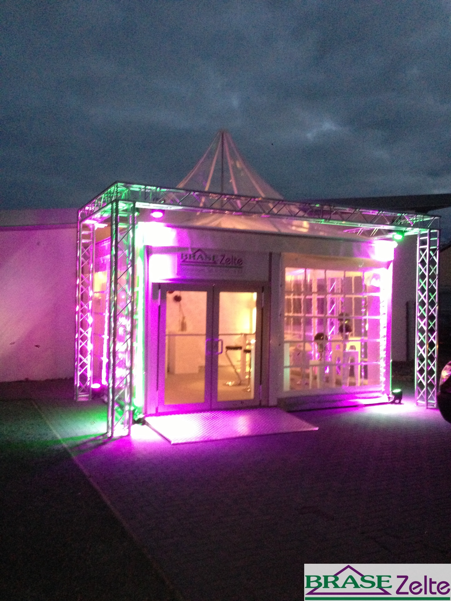 Pagodenzelt mit transparentem Dach und LED-Beleuchtung