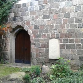 Seiteneingang und Grabstelle der Familie Bredereck