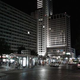 Bahnhofsvorplatz, der Hardenbergplatz - rund um die Uhr belebt