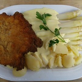 Schnitzel, 500g Spargel, Toffeln und Hollondaise =16,50€