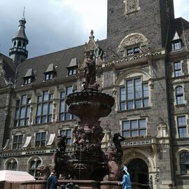 Rathaus Stadt Elbertal mit Jubiläumsbrunnen
