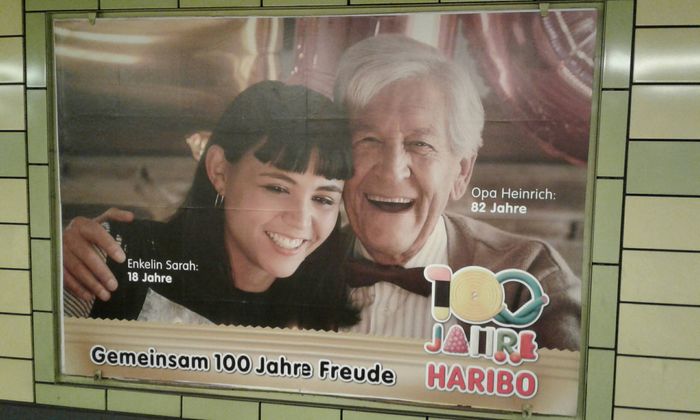 Werbung uff Bärliner U-Bahnhöfen... Herzlichen Glückwunsch!