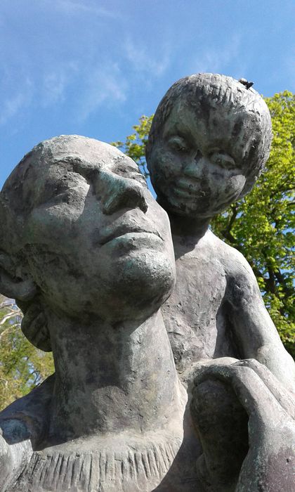 Bronze-Skulptur »Vater mit Kind«