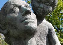 Bild zu Bronze-Skulptur »Vater mit Kind«
